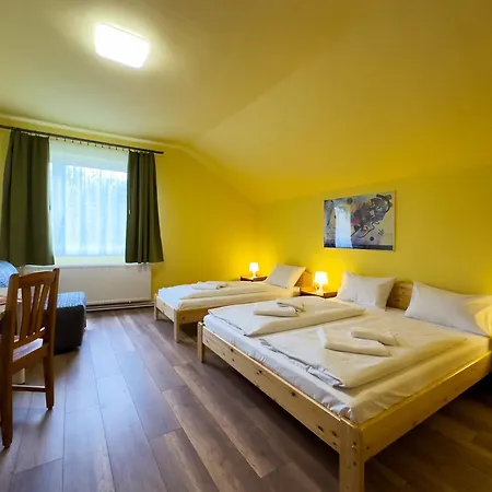 Konukevi Irisz Panzio 3*