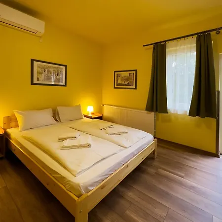 Konukevi Irisz Panzio 3*